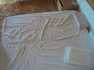 voyeurcam-julmodels-whitebed-3