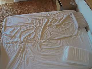 voyeurcam-julmodels-whitebed-3