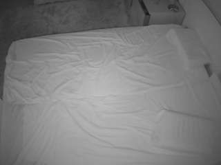 voyeurcam-julmodels-whitebed-3