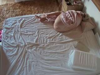 voyeurcam-julmodels-whitebed-3