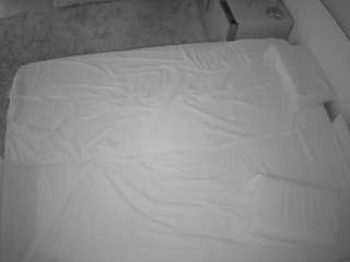 voyeurcam-julmodels-whitebed-3