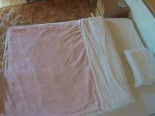 voyeurcam-julmodels-whitebed-3