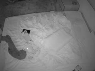 voyeurcam-julmodels-whitebed-3 - Cam en Direct