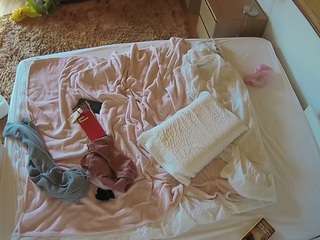 voyeurcam-julmodels-whitebed-3 - Cam en Direct