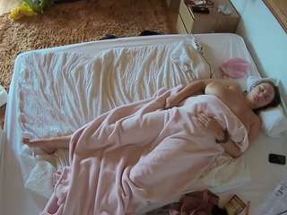 voyeurcam-julmodels-whitebed-3