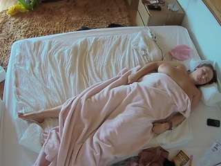 voyeurcam-julmodels-whitebed-3