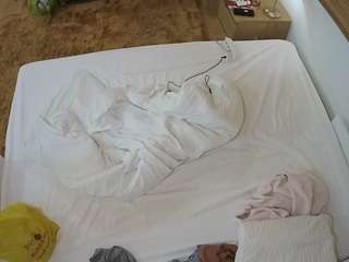 voyeurcam-julmodels-whitebed-3