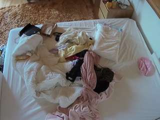 voyeurcam-julmodels-whitebed-3