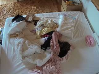 voyeurcam-julmodels-whitebed-3