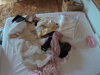 voyeurcam-julmodels-whitebed-3