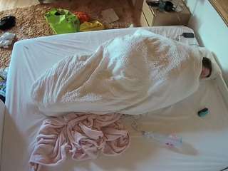 voyeurcam-julmodels-whitebed-3 - Cam en Direct