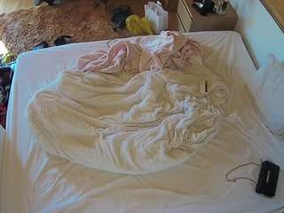 voyeurcam-julmodels-whitebed-3