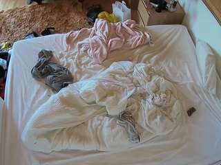 voyeurcam-julmodels-whitebed-3