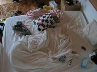 voyeurcam-julmodels-whitebed-3