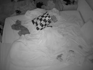 voyeurcam-julmodels-whitebed-3