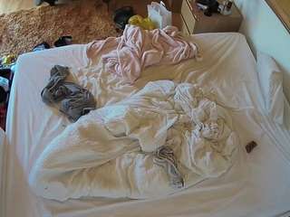 voyeurcam-julmodels-whitebed-3