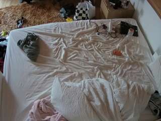 voyeurcam-julmodels-whitebed-3