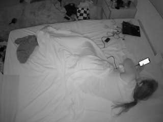 voyeurcam-julmodels-whitebed-3