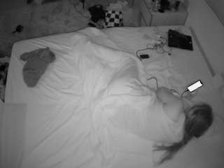 voyeurcam-julmodels-whitebed-3