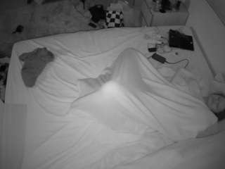 voyeurcam-julmodels-whitebed-3