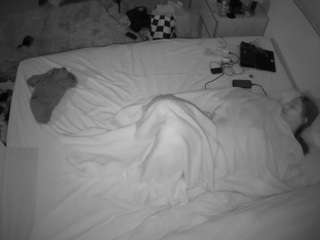 voyeurcam-julmodels-whitebed-3