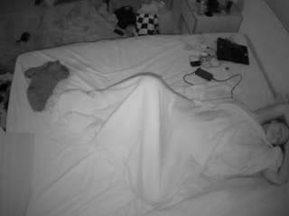 voyeurcam-julmodels-whitebed-3