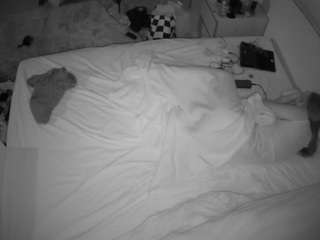 voyeurcam-julmodels-whitebed-3