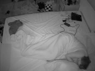 voyeurcam-julmodels-whitebed-3