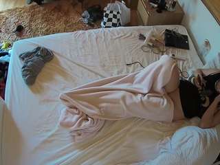 voyeurcam-julmodels-whitebed-3