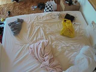 voyeurcam-julmodels-whitebed-3