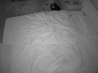 voyeurcam-julmodels-whitebed-3 camsoda