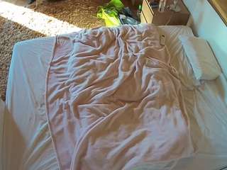 voyeurcam-julmodels-whitebed-3 camsoda
