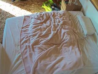 voyeurcam-julmodels-whitebed-3 camsoda