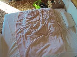 voyeurcam-julmodels-whitebed-3 camsoda