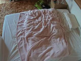 voyeurcam-julmodels-whitebed-3 camsoda
