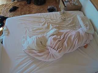 voyeurcam-julmodels-whitebed-3