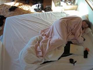 voyeurcam-julmodels-whitebed-3