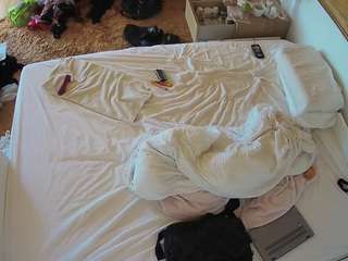 voyeurcam-julmodels-whitebed-3