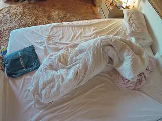 voyeurcam-julmodels-whitebed-3