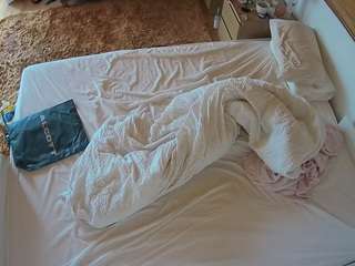 voyeurcam-julmodels-whitebed-3