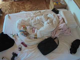 voyeurcam-julmodels-whitebed-3