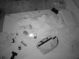 voyeurcam-julmodels-whitebed-3