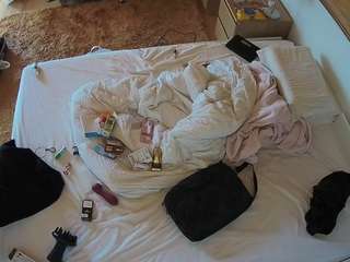 voyeurcam-julmodels-whitebed-3
