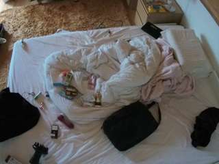 voyeurcam-julmodels-whitebed-3