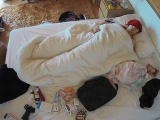  voyeurcam-julmodels-whitebed-3 chat room
