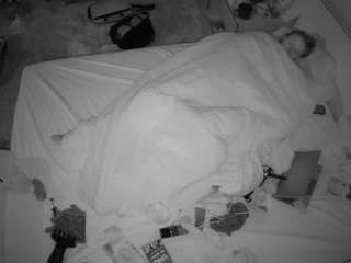 voyeurcam-julmodels-whitebed-3