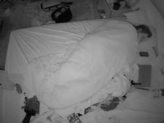 voyeurcam-julmodels-whitebed-3