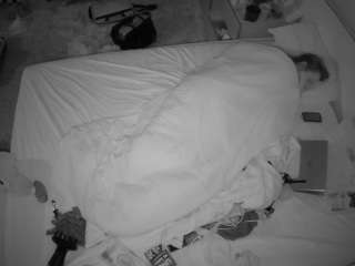 voyeurcam-julmodels-whitebed-3