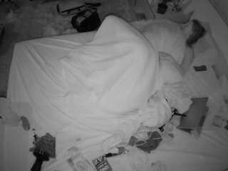 voyeurcam-julmodels-whitebed-3 webcam model