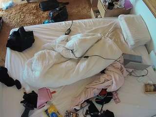 voyeurcam-julmodels-whitebed-3